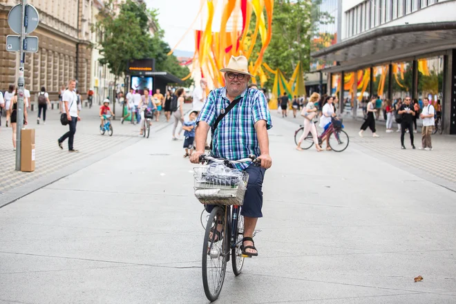 Z gledališko podoknico so Goro Osojnik in Ana Monro prijetno presenetili gledalce na oknih in balkonih. FOTO: Luka Daks&shy;kobler