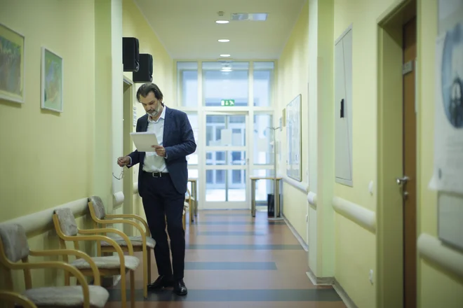 Vladimir Milošević, psihiater, mednarodno priznani strokovnjak. za psihodramo. Vodim skupino oseb s kronično psihozo, ambulantno. V njej so osebe, ki so bile že leta, desetletja redno hospitalizirane vsaj dvakrat na leto, zdaj so pri meni v skupini že osem let in v tem času sta se zgodili samo dve novi hospitalizaciji. To je velik napredek. FOTO: Jure Eržen/Delo