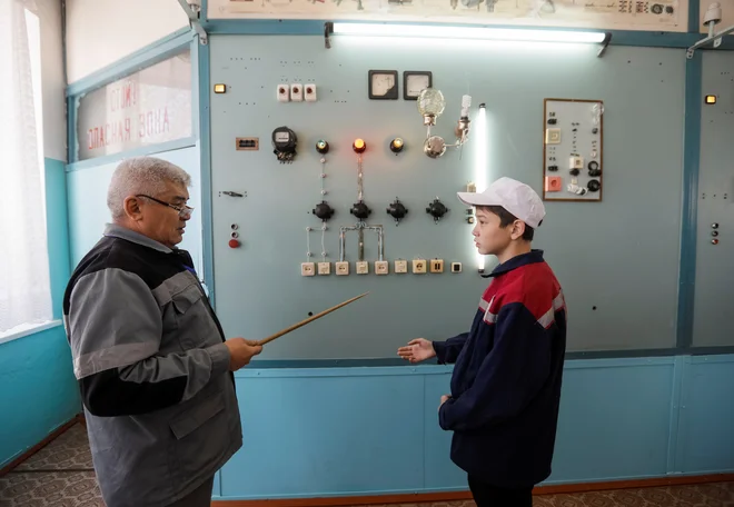 Jaz sem se najprej izučil za obratnega električarja in že obiskoval večerno elektrotehnično šolo. V vajeniški šoli je bilo hudo, a kot KV delavcu mi je bilo še slabše. ... Foto Reuters