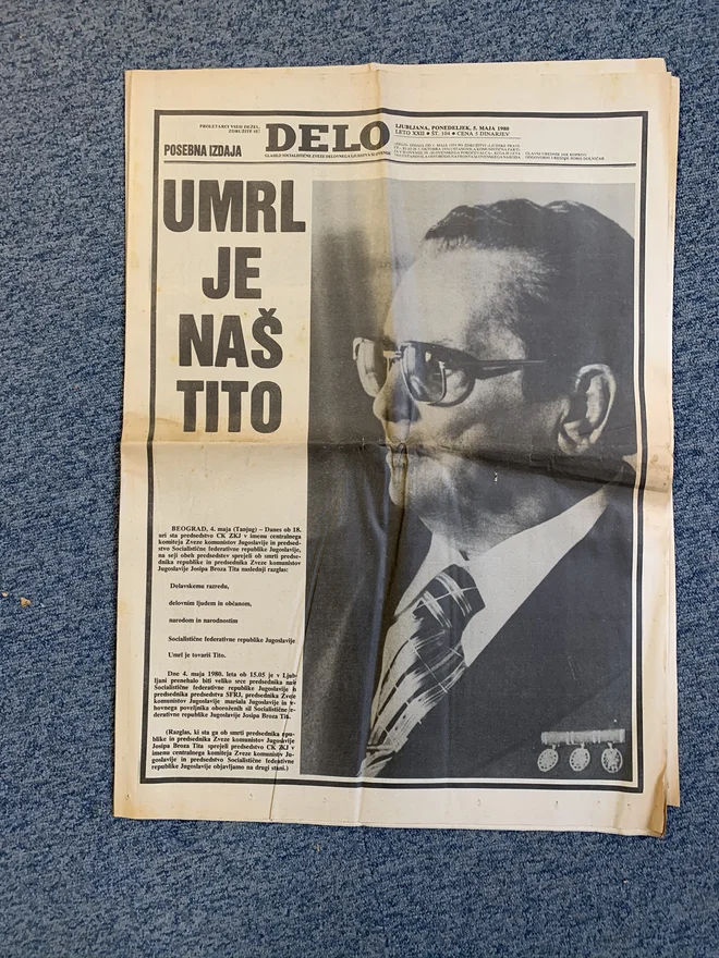 Fotografija, ki so jo ob Titovi smrti objavili vsi jugoslovanski časniki, je nastala leta 1978 v Titovi rezidenci v Igalu. Maršal gleda proti levi, na prsih pa ima tri značke narodnega heroja. Foto Muzej tiska