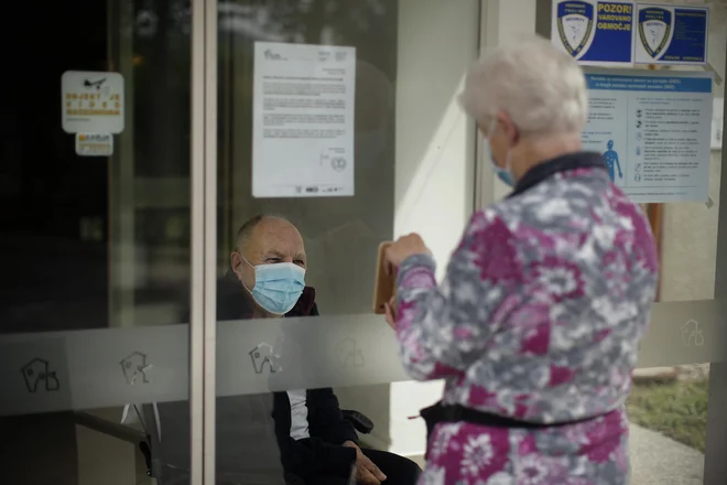 V začetku maja so bili obiski v domovih za starejše pod posebnimi pogoji spet dovoljeni (na fotografiji), zdaj pa se omejitve odpravljajo prepočasi, menijo svojci in v združenju Srebrna nit. FOTO: Jure Eržen