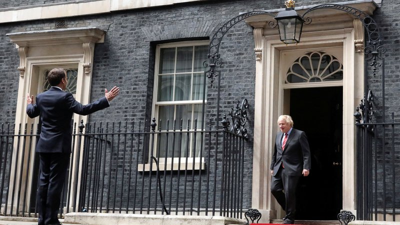 Fotografija: Francoski predsednik Emmanuel Macron in britanski premier Boris Johnson junija 2020 v Londonu
Foto Hannah Mckay/Reuters