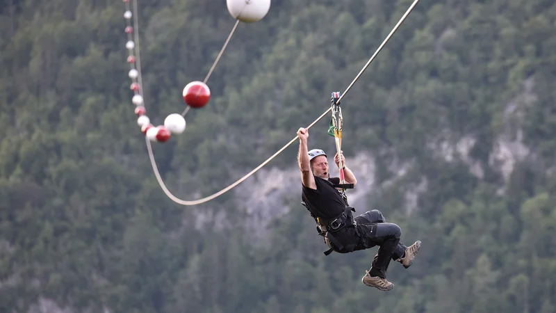 Fotografija: Črnjanska jeklenica je s 1260 metri najdaljši neprekinjen zipline v državi. Foto Boris Keber