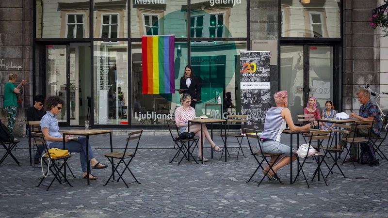 Fotografija: Pred 20 leti je zaplet v Cafe galeriji sprožil ogorčenje, ki je pripeljalo do prve Parade ponosa pri nas. V spomin na to je društvo Parada ponosa pred dnevi na istem mestu pripravilo ulično akcijo. FOTO: Maša Gojič