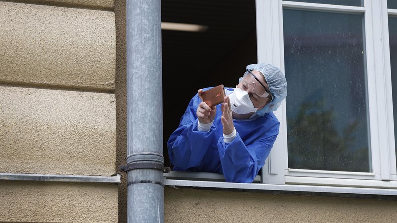 Fotografija: Slovenska znanost se bo ukvarjala s problematiko virusa in različnih vidikov epidemije. Kakšna bo učinkovitost in uporabnost raziskav? Foto Leon Vidic/Delo
