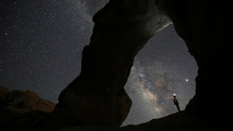 Fotografija: A man watches the stars seen on the sky of Al-Kharza area of Wadi Rum in the south of Amman, Jordan, July 27, 2019. Picture taken July 27, 2019. REUTERS/Muhammad Hamed TPX IMAGES OF THE DAY - RC157F415170 [avtor:Hamed Muhammad] Foto Muhammad Hamed Reuters Pictures