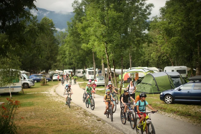 V kampu Danica v Bohinjski Bistrici si prizadevajo, da se njihovi gosti seznanijo tudi z lokalno tradicijo. FOTO: Jure Eržen