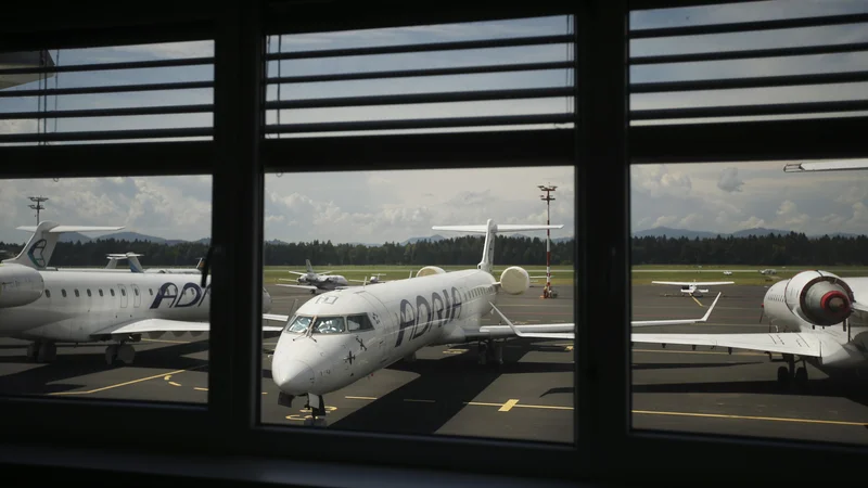 Fotografija: Letala Adrie Airways so na tleh, najbrž za vedno. Foto Jure Eržen