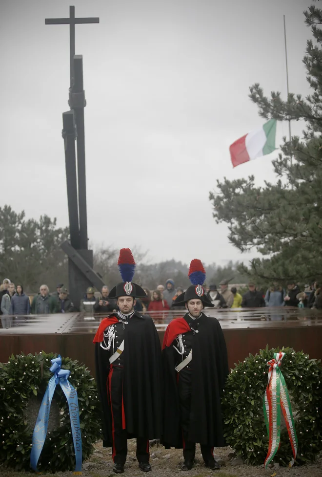 Prav bazoviška fojba je že od razglasitve dneva spomina na žrtve fojb (leta 2004) ključni simbol »zločinskega delovanja krvoločnih Slavov«. Foto Blaž Samec/Delo