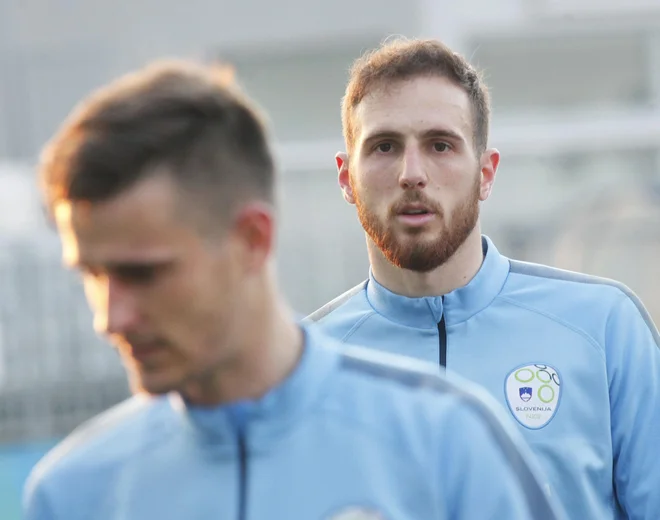 Jan Oblak (zadaj) in Benjamin Verbič sta med najsijajnejšimi izdelki slovenskeg nogometa. FOTO: Mavric Pivk/Delo