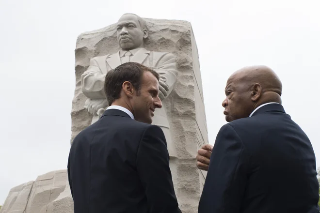 Z Emmanuelom Macronom pred spomenikom Martinu Luthru Kingu ml. v Washingtonu. FOTO: Eric Baradat/AFP