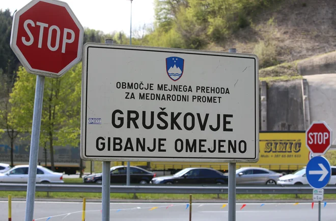 Več kilometrov dolg zastoj je pred mejnim prehodom Gruškovje nastal že dopoldan. Fotografija je simbolična. FOTO: Tadej Regent/Delo