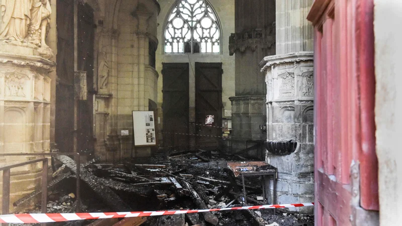 Fotografija: Gasilske enote so na požar v katedrali, ki so jo začeli graditi v 15. stoletju, opozorili malo pred osmo zjutraj. FOTO: Sebastien Salom-Gomis/AFP