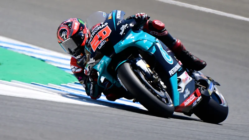 Fotografija: Fabio Quartararo je pred prvo dirko sezone v razredu motogp uveljavil vse svoje odlike. FOTO: Javier Soriano/AFP