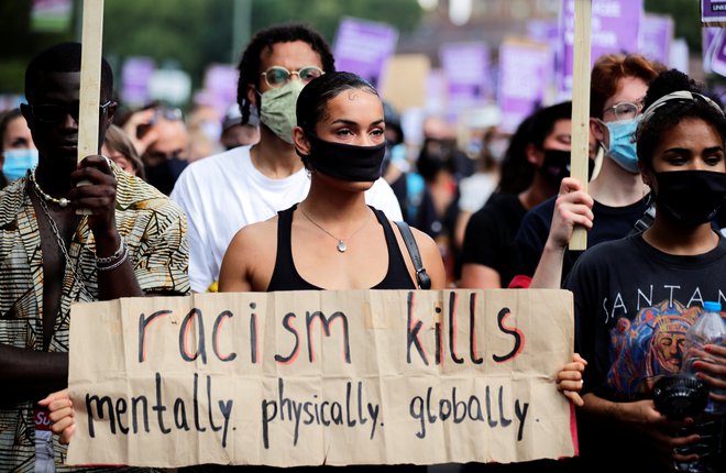 Da rasizem ubija, je na plakat zapisala udeležnka enega od shodov zoper rasizem v Nemčiji. FOTO: Hannibal Hanschke/Reuters