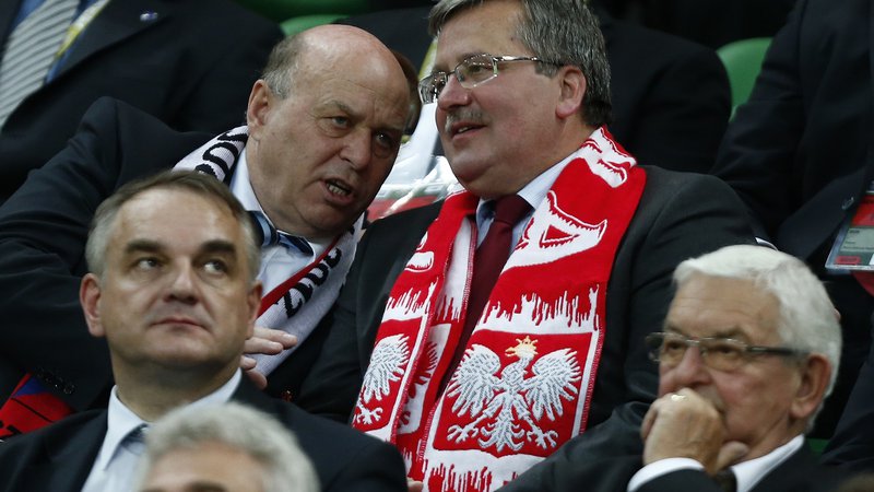 Fotografija: Ko je bil Grzegorz Lato (levo) prvi mož Poljske nogometne zveze, je domači euro 2012 spremljal skupaj s tedanjim predsednikom države Bronislawom Komorowskim. FOTO: Dominic Ebenbichler/Reuters