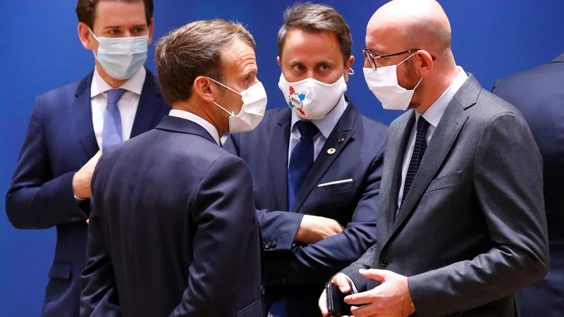 Fotografija: Od leve proti desni: avstrijski kancler Sebastian Kurz, francoski predsednik Emmanuel Macron, luksemburški premier Xavier Bettel in predsednik Evropskega sveta Charles Michel. FOTO: Francois Lenoir/AFP