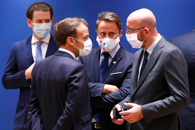 Od leve proti desni: avstrijski kancler Sebastian Kurz, francoski predsednik Emmanuel Macron, luksemburški premier Xavier Bettel in predsednik Evropskega sveta Charles Michel. FOTO: Francois Lenoir/AFP