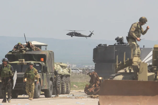 Pripadniki Kforja in Eulexa med zadnjimi skupnimi vajami za preprečevanje naslilnih demonstracij na Kosovu. Foto: Reuters