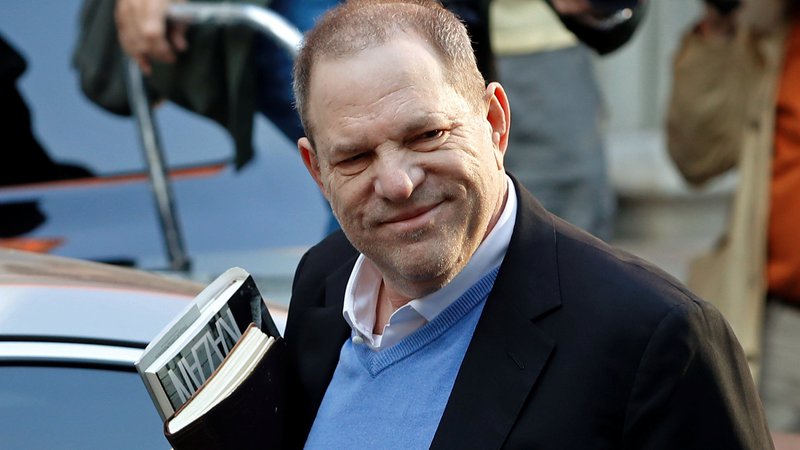 Fotografija: 66-letni Weinstein se je pred tednom dni predal newyorški policiji in so ga do konca sojenja izpustili po plačilu milijona dolarjev varščine. FOTO: Reuters