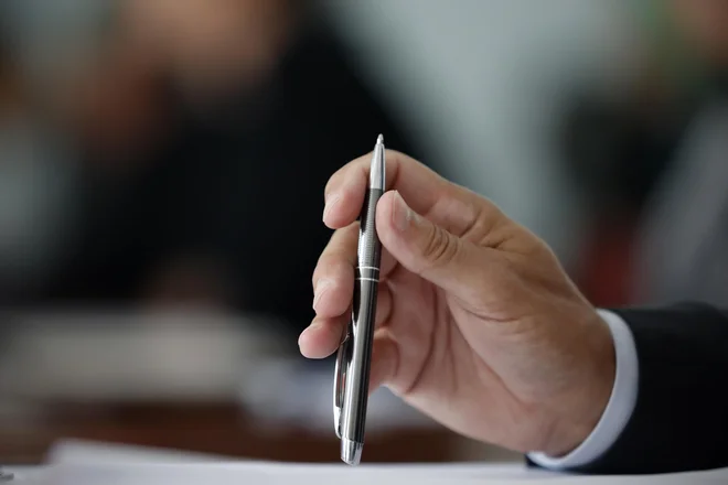 Zamrznitev proračuna pomeni, da porabniki ne smejo prevzemati novih obveznosti, denimo nakupov, brez soglasja finančnega ministrstva. FOTO: Uroš Hočevar/Delo