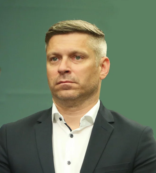 Tudi v NSi so pogajanja prepustili svojemu podpredsedniku Valentinu Hajdinjaku. FOTO: Blaž Samec