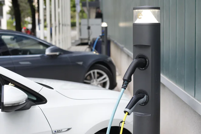 Dileme in težave, ali politično mehkeje povedano, izzivi elektrifikacije avtomobilov so se v zadnjih dveh desetletjih v sferi javnega tako posplošili in dodobra uležali, da je skrajni čas, da jih kot družba presežemo. FOTO: Leon Vidic