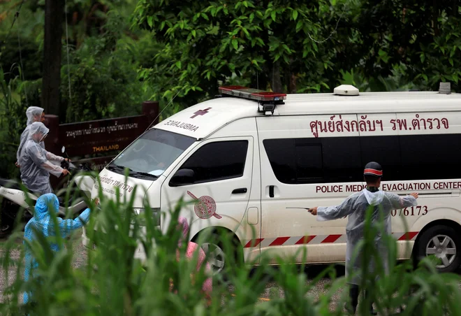 Reševalno vozilo na poti iz jame Tham Luang proti helikopterju. FOTO: Soe Zeya Tun/Reuters