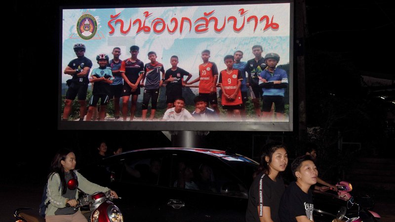 Fotografija: Plakat nogometne ekipe Divjih prašičkov in njihovega trenerja. »Dobrodošli doma,« so jim sporočili s plakatom. 
FOTO: AFP