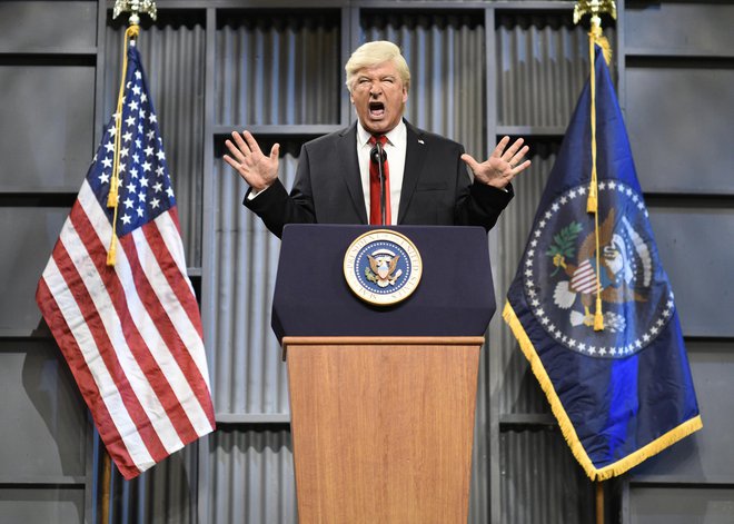 S po 21 nominacijami sledita serija HBO Westworld in satirična oddaja Saturday Night Live, kjer Alec Baldwin uprizarja ameriškega predsednika Donalda Trumpa. FOTO: AP