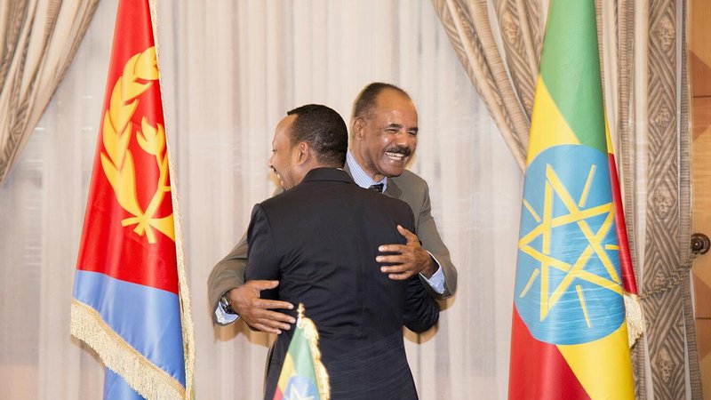 Fotografija: Zgodovinsko izboljšanje odnosov med Etiopijo in Eritrejo po srečanju etiopskega premiera Abiya Ahmeda in eritrejskega predsednika Isaiasa Afwerkija ne glede na morebitne težave odmeva v mednarodni skupnosti. FOTO: Reuters