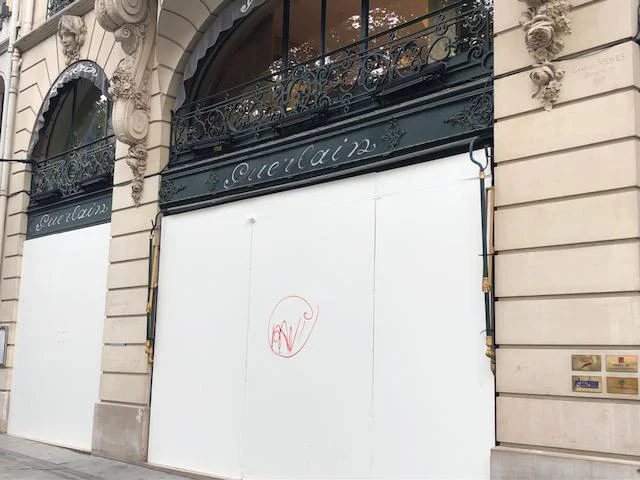 Danes popoldne bo na Elizejskih poljanah spet morje ljudi, zato nameščajo varnostne zaščite. FOTO: Mimi Podkrižnik
