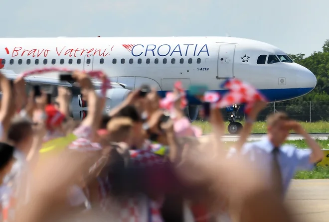 Letalo s srebrnimi junaki ob pristanku na hrvaških tleh. FOTO: Attila Kisbenedek/AFP