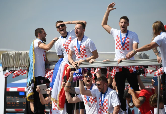 Junaki na poti na osrednji zagrebški trg, kjer jih pričakuje 100 tisoč glava množica. FOTO: Attila Kisbenedek/AFP
