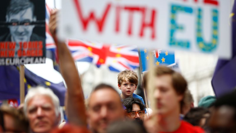 Fotografija: Protestniki, ki vlado pozivajo k razpisu novega referenduma o brexitu. FOTO: REUTERS/Henry Nicholls