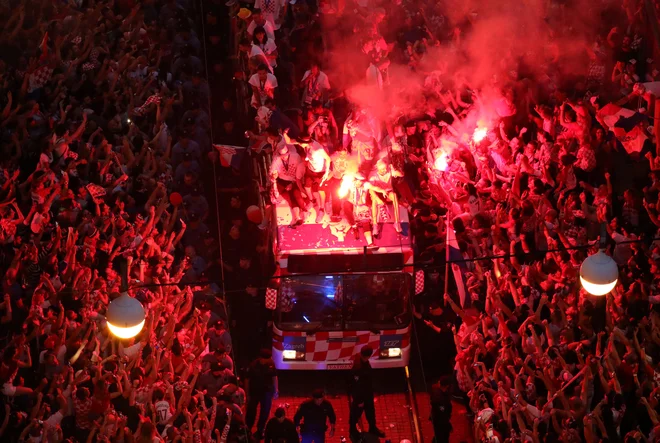 Nogometaši tik pred osrednjim zagrebškim trgom. FOTO: Marko Djurica/Reuters