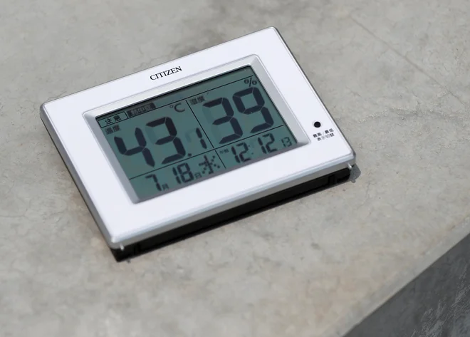 Po napovedih naj bi se v številnih predelih države danes živo srebro povzpelo do 40 &deg;C. FOTO: Issei Kato/Reuters