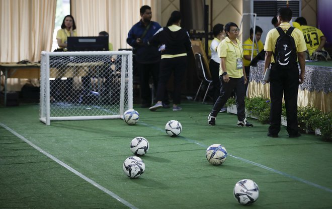 Pred novinarsko konferenco so v stavbi postavili mini nogometno igrišče za rešeno nogometno ekipo. FOTO: Vincent Thian/AP