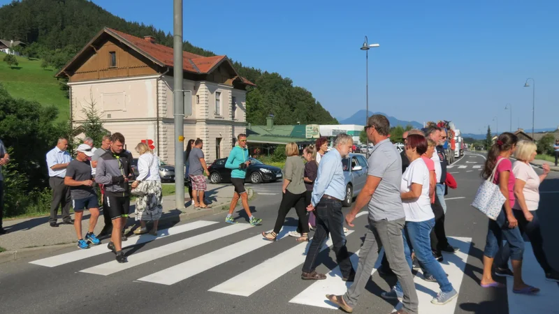 Zaradi protesta so nastale več kilometov dolge kolone v obe smeri. FOTO: Mateja Kotnik