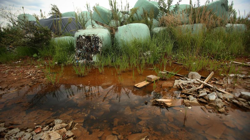 Fotografija: Okoli razpadajočih odpadkov se nabira onesnažena voda, ki odteka v podtalnico in na bližnja kmetijska zemljišča. FOTO: Jure Eržen