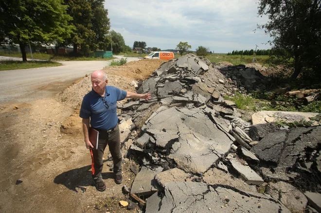 Na pogorišču in v njegovi bližini se nabirajo novi nezakoniti odpadki. FOTO: Jure Eržen/Delo