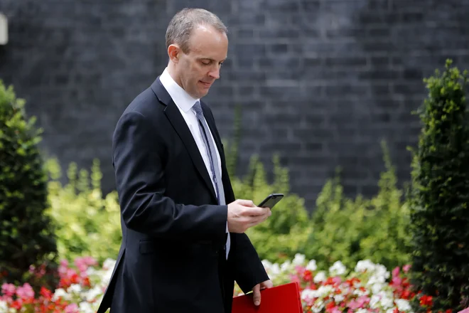 Novi britanski minister za izstop iz EU Dominic Raab je odšel v Bruselj z opozorilom evropske komisije članicam, naj se pripravijo na kaotičen brexit brez dogovora. FOTO: AFP