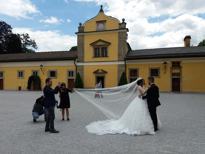 Dvorec Hellbrunn je idealen kraj za romantično poroko. FOTO: Helena Kocmur