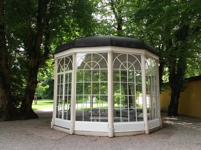 Stekleni paviljon, kjer sta se v filmu Moje pesmi, moje sanje nekajkrat srečala mlada zaljubljenca Liesl in Rudolf. FOTO: Helena Kocmur