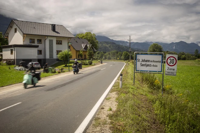 Dvojezična topografija na avstrijskem Koroškem še vedno ni sistematično urejena, a se o teh temah preprosto ne govori več. FOTO: Voranc Vogel