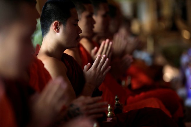 Budistični menihi molijo za dečke.