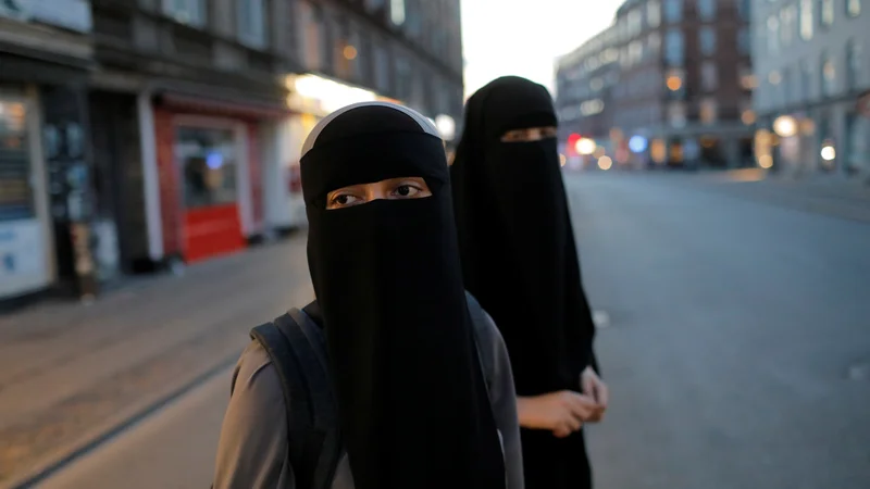 Fotografija: Sabina in Alaa, članici kolektiva Ženske v dialogu, pravita, da bosta kljub prepovedi še naprej nosili nikab. Foto Reuters