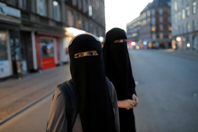 Sabina in Alaa, članici kolektiva Ženske v dialogu, pravita, da bosta kljub prepovedi še naprej nosili nikab. Foto Reuters