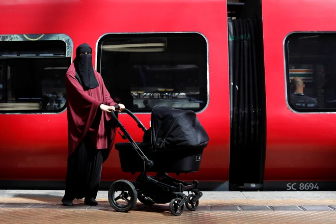 Na Danskem naj bi si zakrivalo obraz okoli 200 muslimank. FOTO: Andrew Kelly/Reuters