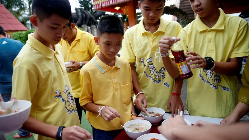 Fotografija: 11 od 12 rešenih tajskih dečkov je v znak zahvale vstopilo v samostan, ki so ga zapustili v soboto. FOTO: Soe Zeya Tun/Reuters